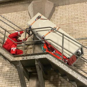 Transport d'un serveur dans les escaliers