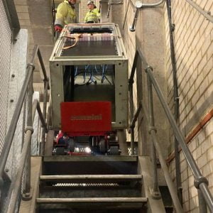 Transport des serveurs dans les escaliers