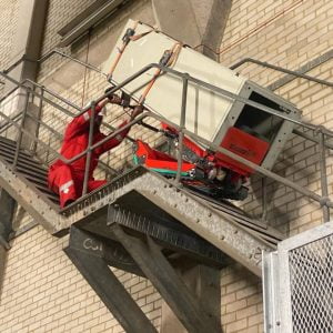 Transport d'un serveur sur des escaliers extérieurs métalliques