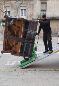 Chargement d'un piano dans une camionnette