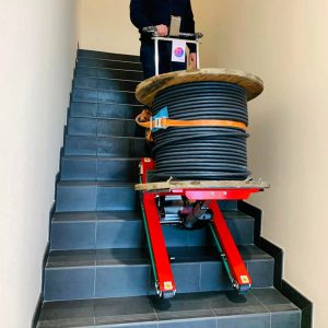 transport sur les escaliers d'un câble industriel