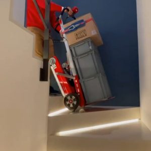 Transport d'un conteneur et d'un carton dans les escaliers étroits