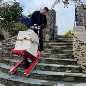 Transport sur les escaliers en pierre