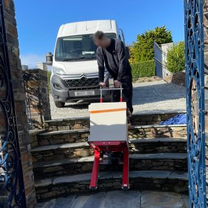 Transport sur les escaliers en pierre