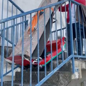 Transport d'une lourde plaque de marbre dans les escaliers