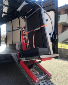 Chargement d'un appareil de gymnastique dans la camionnette