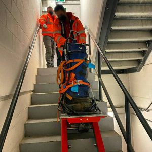 Transport d'une bouteille sur l'escalier