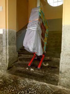 Transport d'un piano sur l'escalier extérieur en pierre