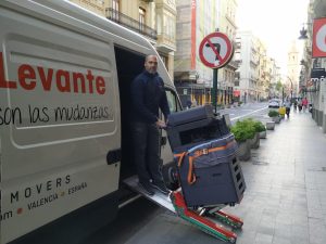 Déchargement de la camionnette avec la rampe en aluminium