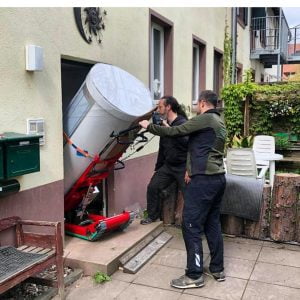 Transport d'une charge haute et lourde à travers la porte